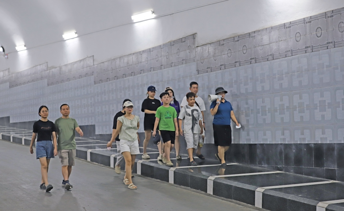 <br>
Setiap hari, banyak wisatawan dari berbagai penjuru Vietnam datang untuk mengunjungi “proyek abad ini”.