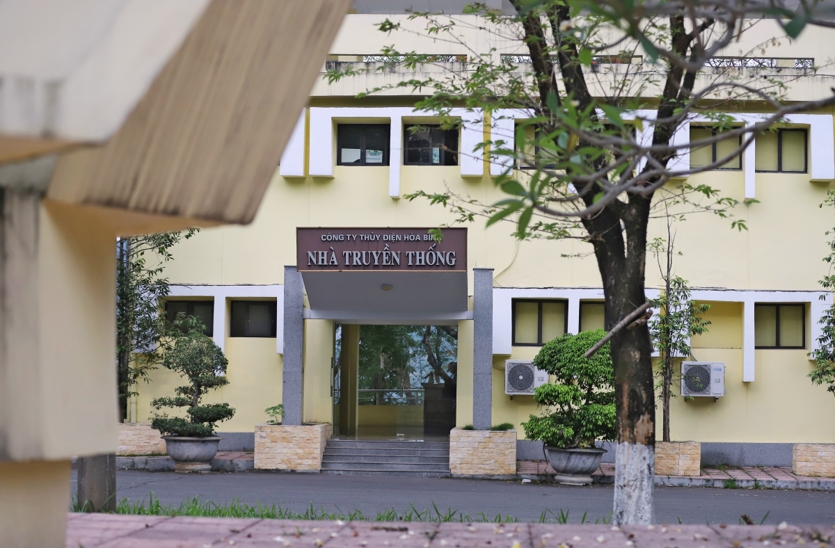 <br>
Rumah tradisional PLTA Hoa Binh adalah ruang pameran yang menampilkan artefak, dokumen, dan foto-foto sejarah mengenai proses pembangunan “proyek abad ini”, yaitu PLTA Hoa Binh