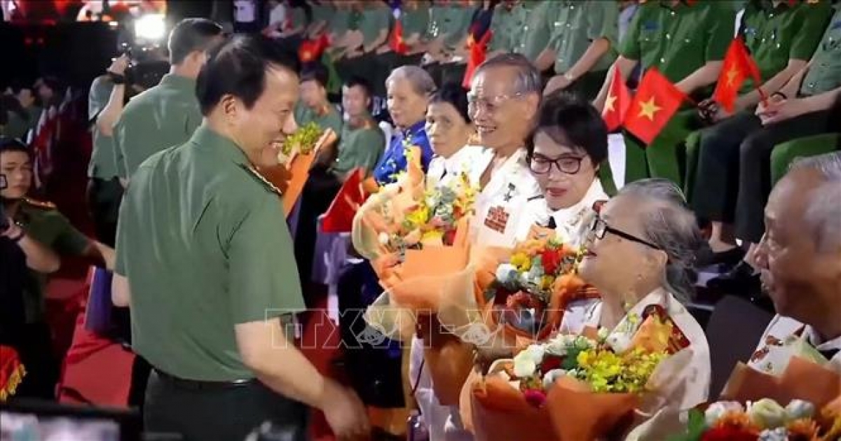 Polizeiminister Luong Tam Quang überreicht Blumen an die Teilnehmer der Kunst-Gala. (Foto: VNA)