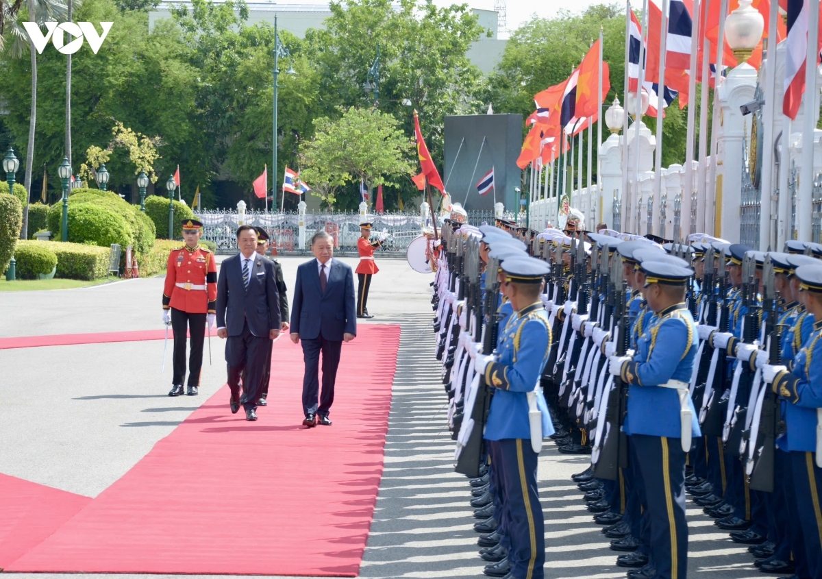 นายกรัฐมนตรีไทยและเลขาธิการใหญ่พรรค ประธานประเทศ โตเลิม ตรวจแถวกองทหารเกียรติยศ