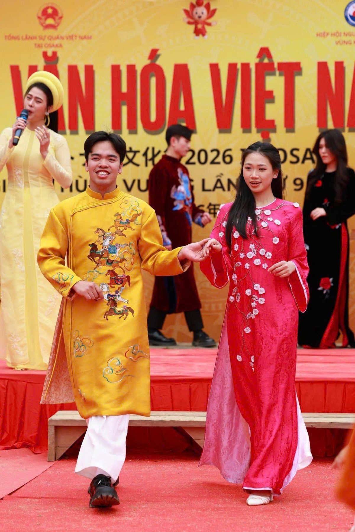 Ban Lê Công Trình (trái) Chủ tịch CLB VIMOSA.Ảnh nvcc
