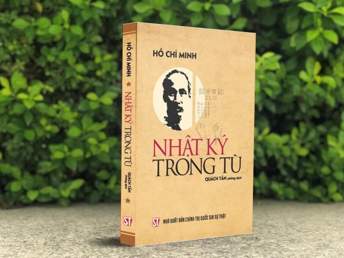 According to analysts, "Prison Diary" embraces a profound literary meaning and is also considered a cultural heritage of the Vietnamese nation, ever since the work was translated into Vietnamese and released in 1960.