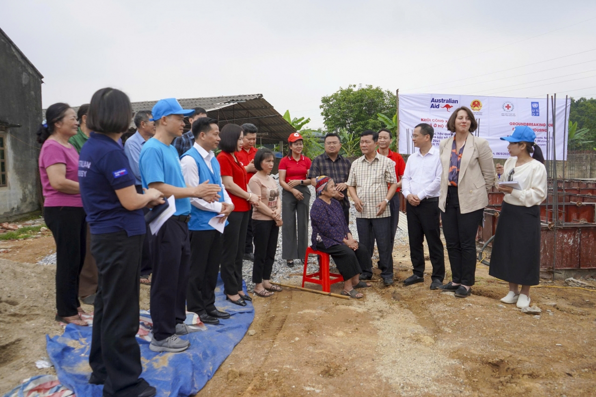  Hội Chữ thập đỏ tỉnh Thái Nguyên, các đối tác dự án và chính quyền địa phương thăm gia đình bà Hoàng Thị Liên  ở xã Đồng Hỷ