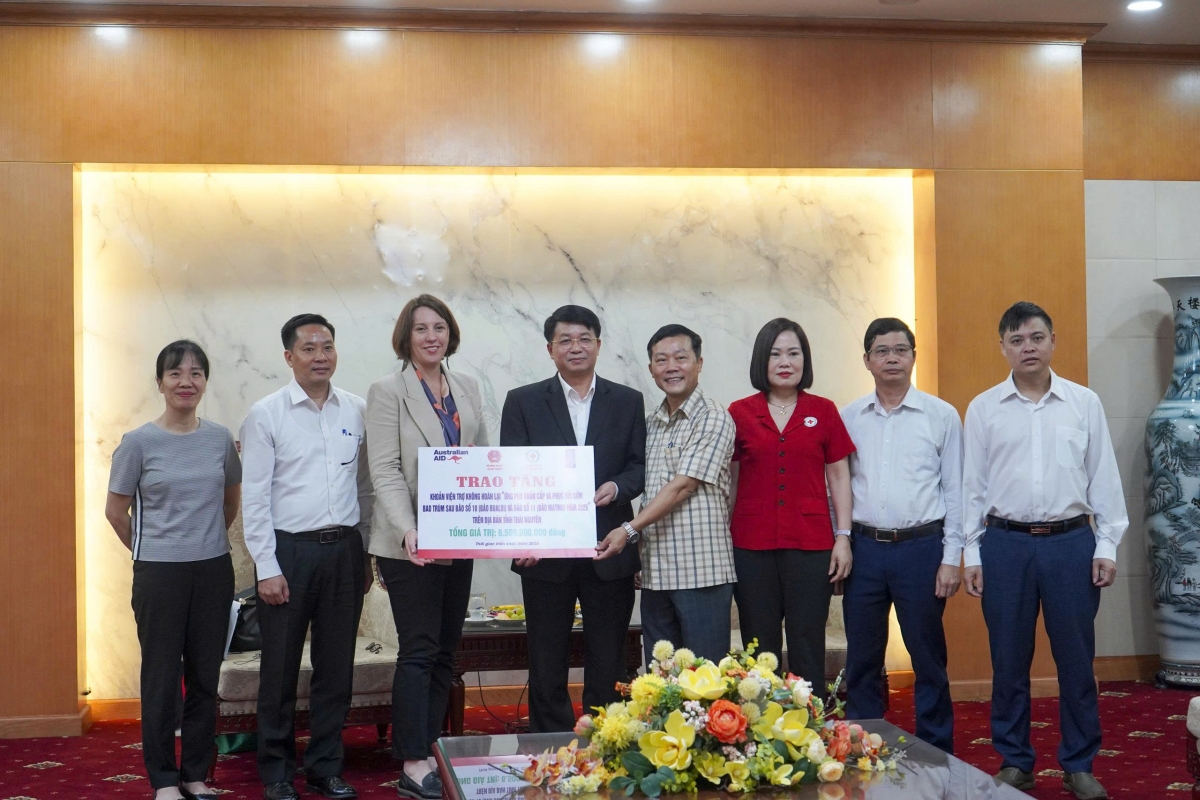 Trao tặng khoản viện trợ không hoàn lại 6.500.000.000 đồng để hỗ trợ cộng đồng dân cư bị ảnh hưởng bởi thiên tai năm 2025 ở tỉnh Thái Nguyên