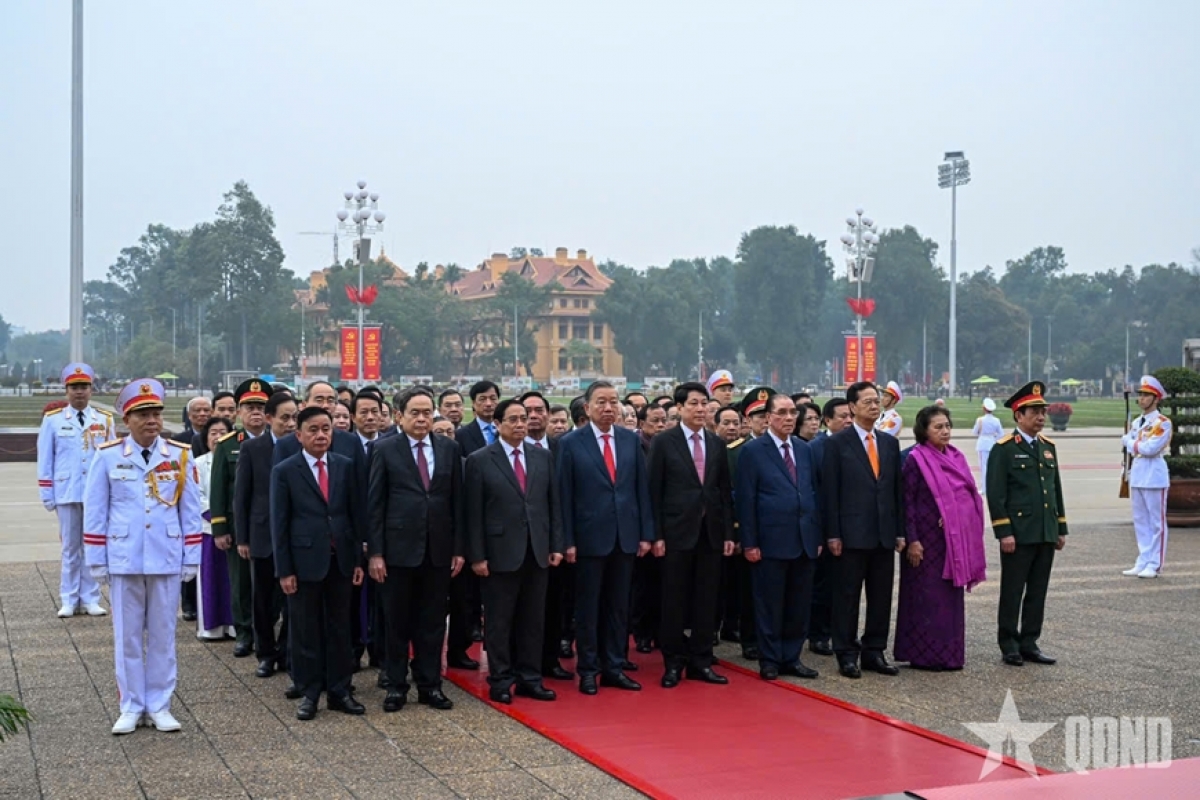 Pimpinan Partai dan Negara berziarah Mausoleum Presiden Ho Chi Minh (Foto: qdnd.vn)