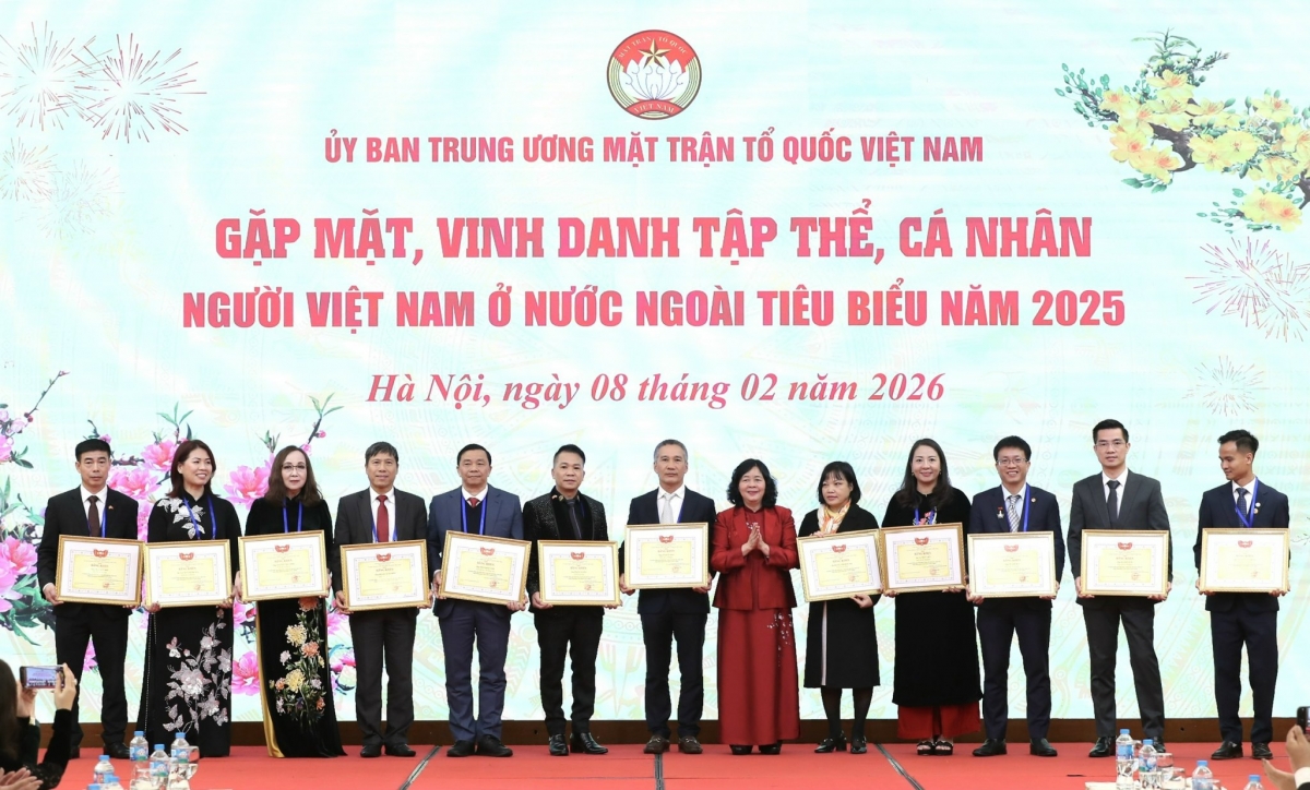 Lãnh đạo Ủy ban Trung ương MTTQ Việt Nam trao Bằng khen tặng các tập thể và cá nhân là người Việt Nam ở nước ngoài nhằm ghi nhận những thành tích đóng góp trong vận động, đoàn kết người Việt Nam ở nước ngoài tham gia các phong trào thi đua, các cuộc vận động do MTTQ Việt Nam phát động. Ảnh: nld.