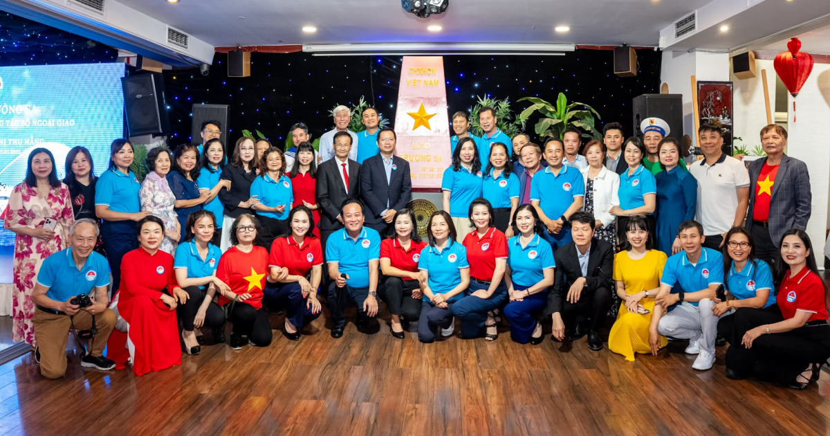 Thứ trưởng Bộ Ngoại giao Lê Thị Thu Hằng đánh giá cao Câu lạc bộ Hoàng Sa - Trường Sa tại Ba Lan nói riêng và cộng đồng người Việt tại Ba Lan nói chung đã triển khai nhiều hoạt động thiết thực nhằm kết nối kiều bào, góp phần khẳng định, bảo vệ chủ quyền biển đảo của Tổ quốc. Ảnh: NVCC