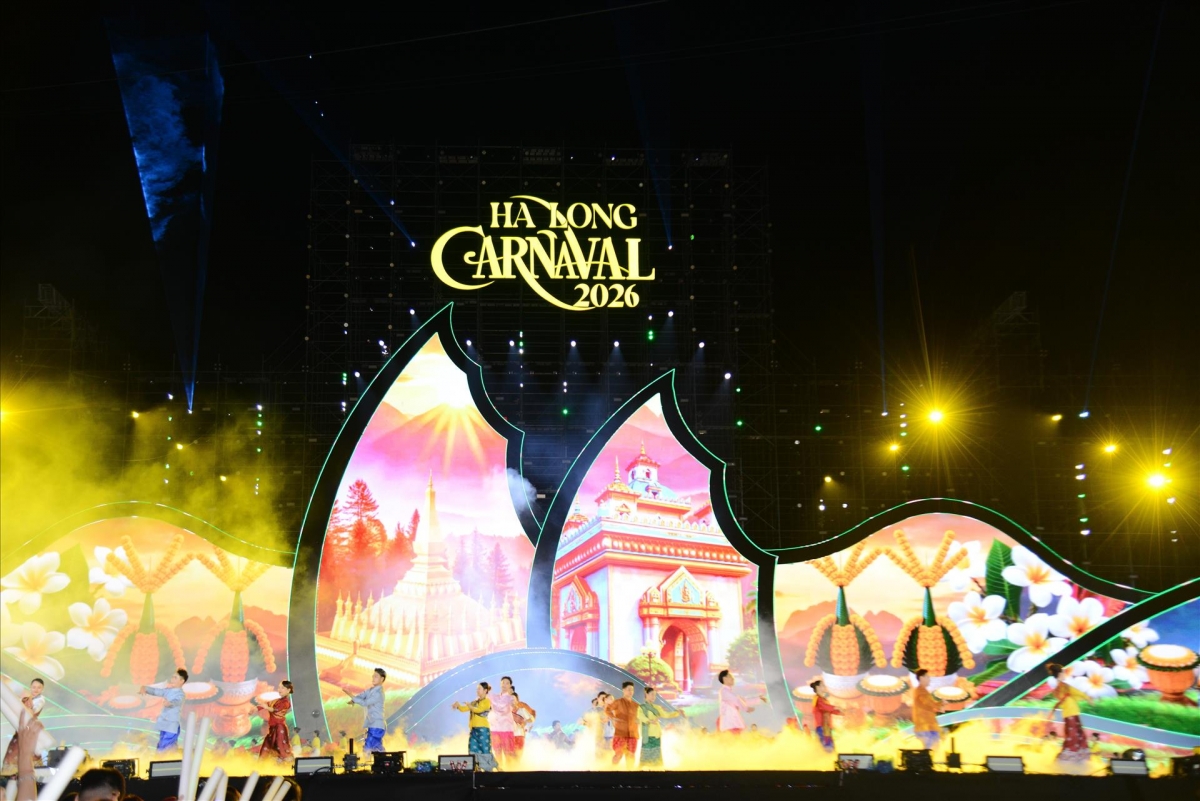 Karnaval Ha Long 2026 menyerap partisipasi tim-tim kesenian dari negara-negara tetangga (Foto: VNA)