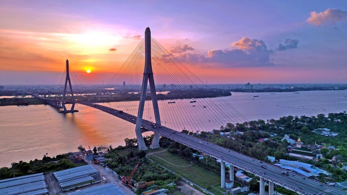 สะพานเกิ่นเทอที่เชื่อมนครเกิ่นเทอกับจังหวัดหวิงลองเป็นสะพานแขวนที่ยาวที่สุดในเวียดนาม