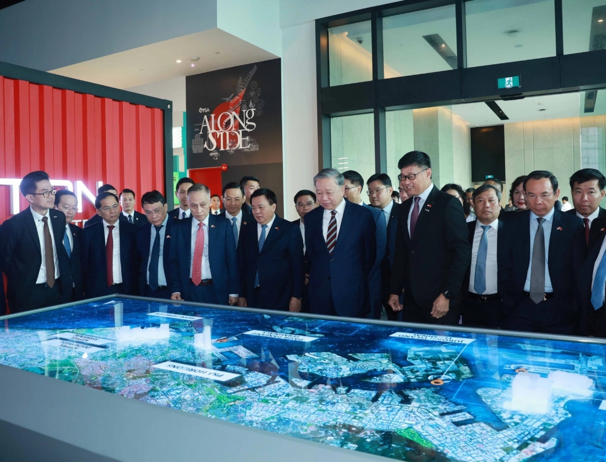 Tổng Bí thư, Chủ tịch nước Tô Lâm thăm cảng biển Pasir Panjang trong chuyến thăm Singapore tháng 3/2025.