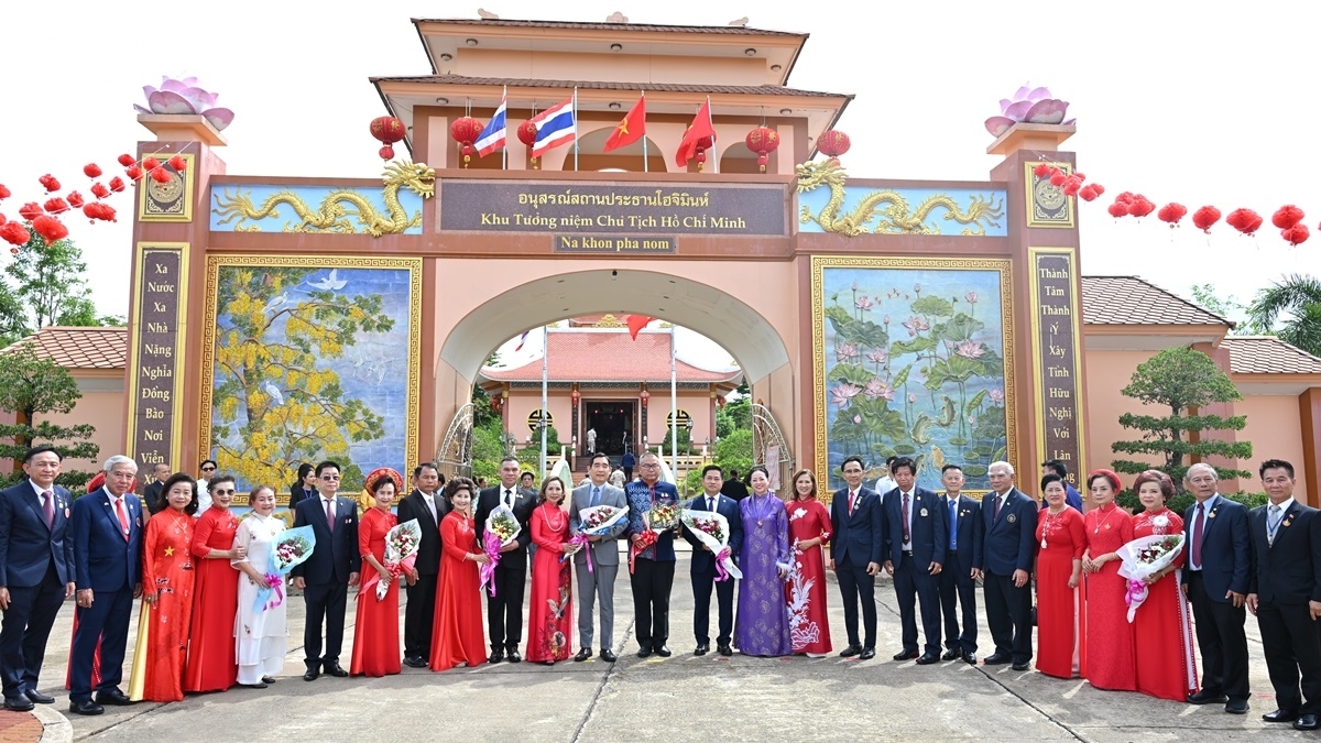 ตัวแทนชมรมชาวเวียดนามร่วมถ่ายรูปด้านหน้าอนุสรณ์สถานประธานโฮจิมินห์