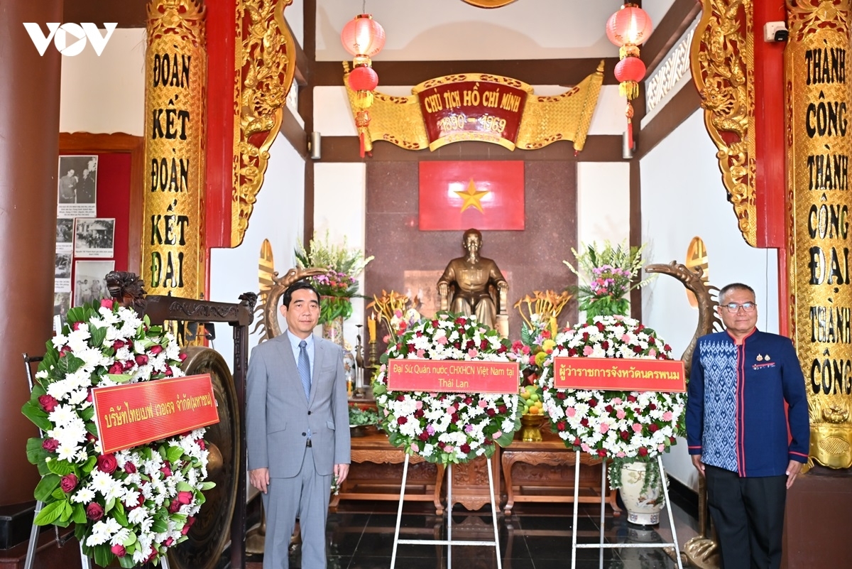 เอกอัครราชทูตเวียดนาม ฝามเหวียดหุ่งและนาย อดิศักดิ์ น้อยสุวรรณ ผู้ว่าราชการจังหวัดนครพนมถวายดอกไม้เพื่อรำลึกถึงประธานโฮจิมินห์