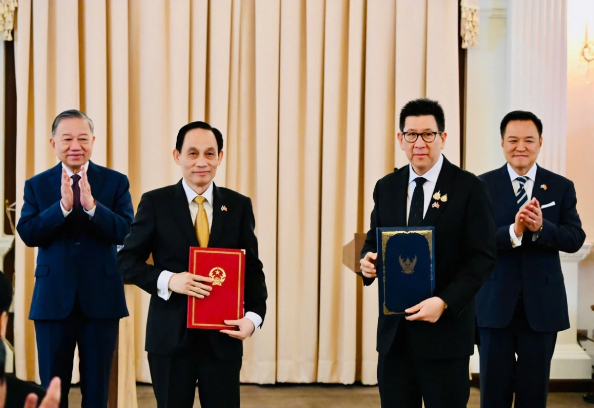 ... และเป็นสักขีพยานในพิธีแลกเปลี่ยนบันทึกความเข้าใจและเอกสารความร่วมมือสำคัญระหว่างไทยและเวียดนาม