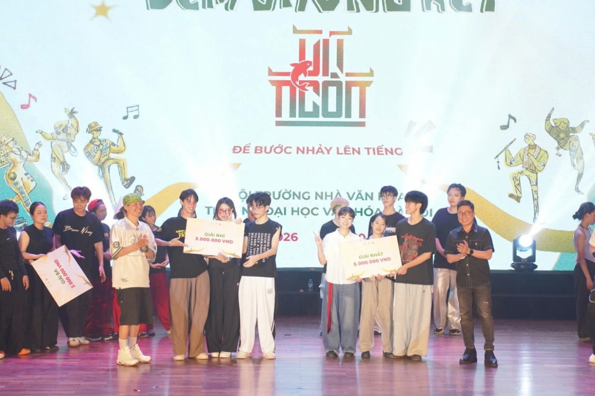 Hào hứng nhận kết quả chung cuộc sau một hành trình nỗ lực.
