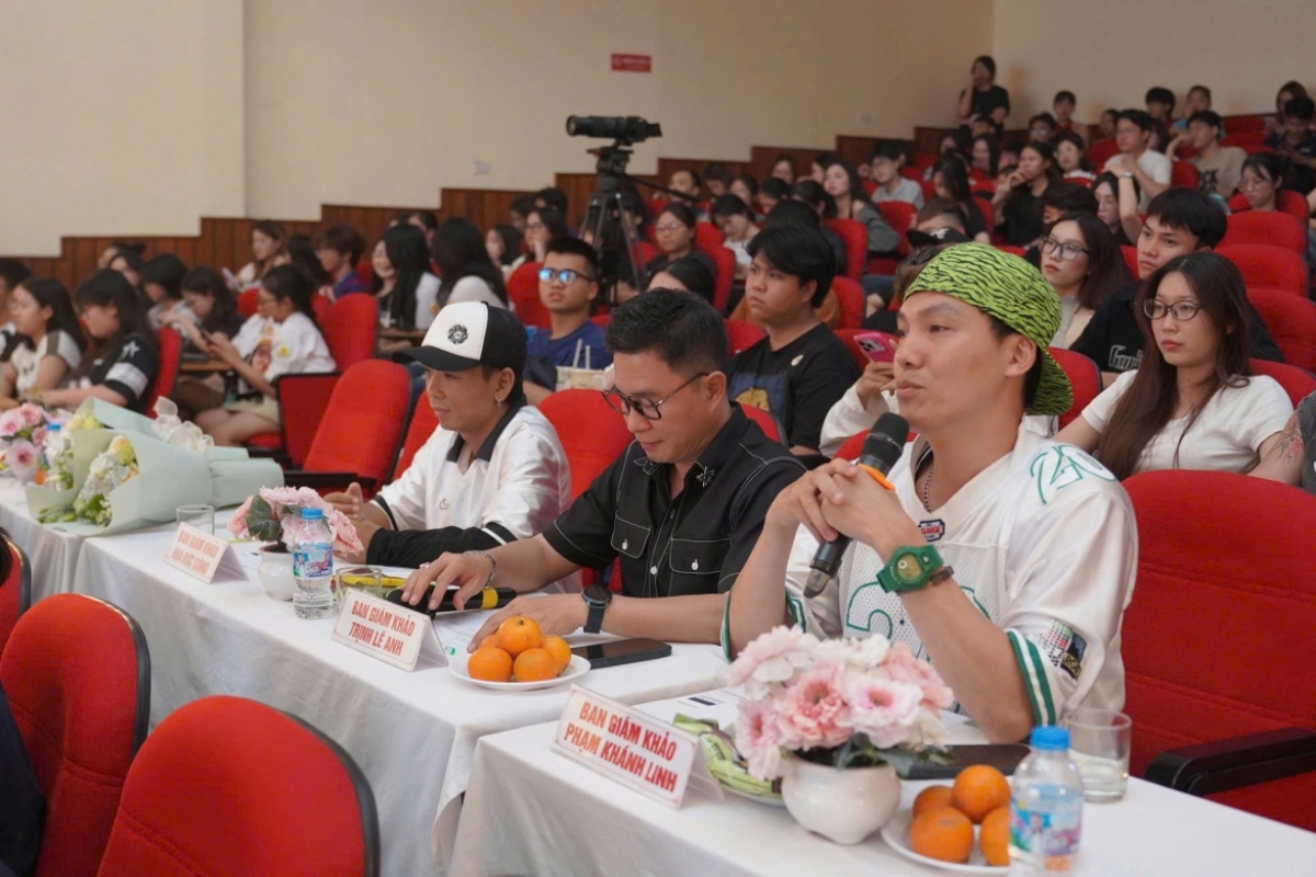 Ban Giám khảo cuộc thi (từ trái sang phái): vũ công Hoa Đức Công (Công Zẻo), MC BTV TS. Trịnh Lê Anh, vũ công Phạm Khánh Linh (Linh 3T)