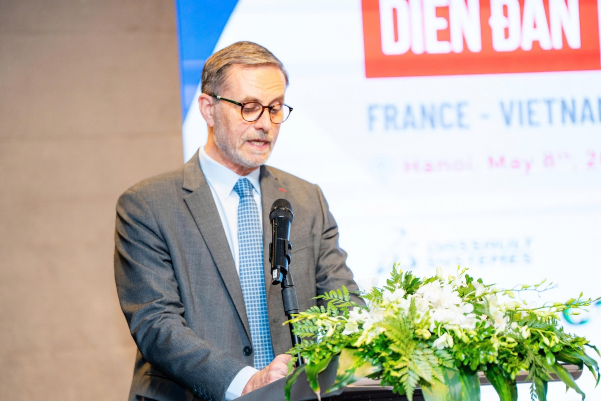 L’ambassadeur de France au Vietnam, Olivier Brochet, s'exprime lors du Forum. Photo: Quôc Dat