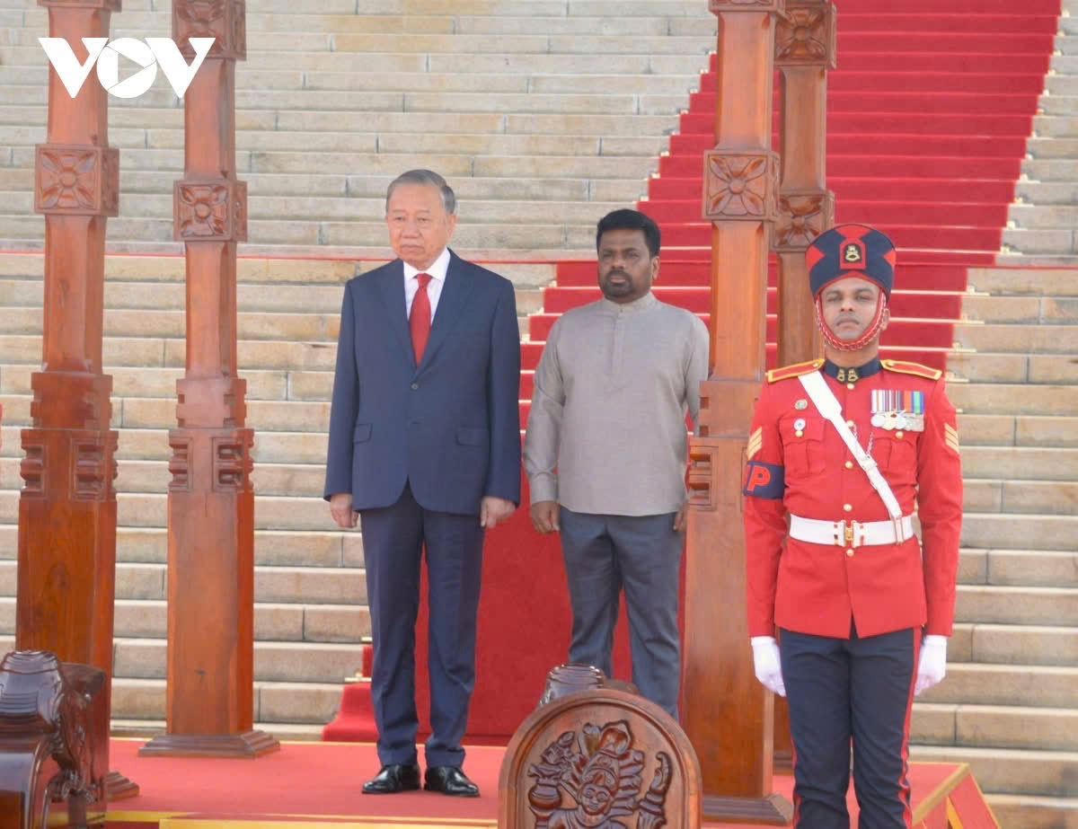 Tổng thống Sri Lanka Anura Kumara Dissanayake chủ trì Lễ đón. Đúng 8h30 phút, đoàn kỵ binh hộ tống xe của Tổng Bí thư, Chủ tịch nước Tô Lâm tiến vào Phủ Tổng thống. Các nghệ sĩ của Sri Lanka biểu diễn những điệu múa truyền thống chào mừng Tổng Bí thư, Chủ tịch nước Tô Lâm. Tổng thống Sri Lanka Anura Kumara Dissanayake ra tận nơi đỗ xe ô tô chào đón và mời Tổng Bí thư, Chủ tịch nước Tô Lâm bước đến khu vực Lễ đài. Quân nhạc cử quốc thiều Việt Nam và Sri Lanka. Sau đó, 21 loạt đại bác vang lên chào mừng.