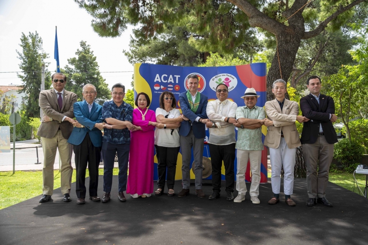 Các đại biểu bày tỏ tình đoàn kết tại Hội chợ từ thiện ASEAN Plus Friends Bazaar lần thứ 4 tại thủ đô Athens. Ảnh ĐSQ Việt Nam tại Hi Lạp