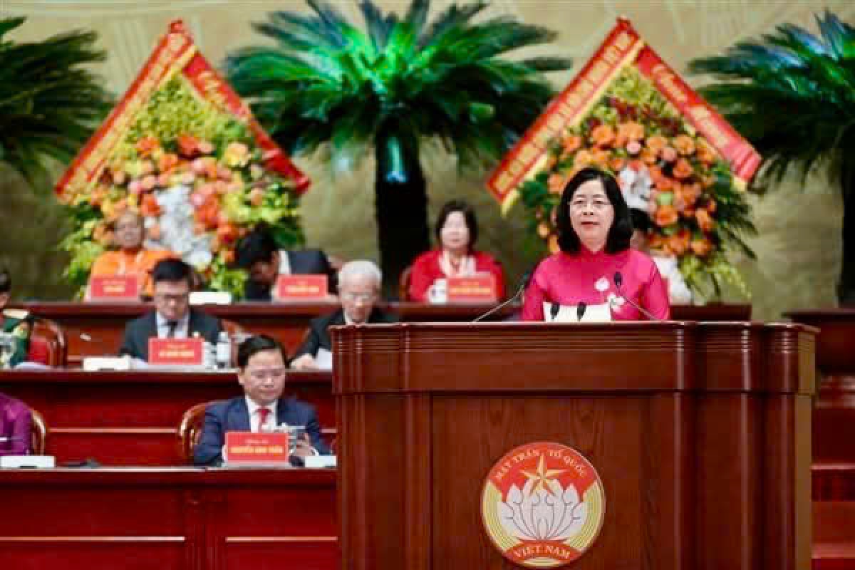 Bà Bùi Thị Minh Hoài, Ủy viên Bộ Chính trị, Bí thư Trung ương Đảng, Bí thư Đảng ủy Mặt trận Tổ quốc, các đoàn thể Trung ương, Chủ tịch Ủy ban Trung ương Mặt trận Tổ quốc Việt Nam, đọc Diễn văn khai mạc Đại hội. Ảnh: Dương Giang/TTXVN.