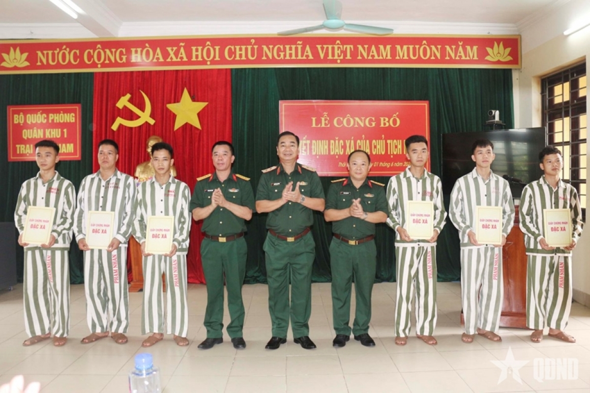 ឧត្តមសេនីយ៍ទោ ទ្រឿង ម៉ាញ់ យុង មេបញ្ជាការតំបន់យោធា ប្រគល់សេចក្តីសម្រេចលើកលែងទោសដល់អ្នកទោសដែលត្រូវបានលើកលែងទោស។ រូបថត៖ qdnd