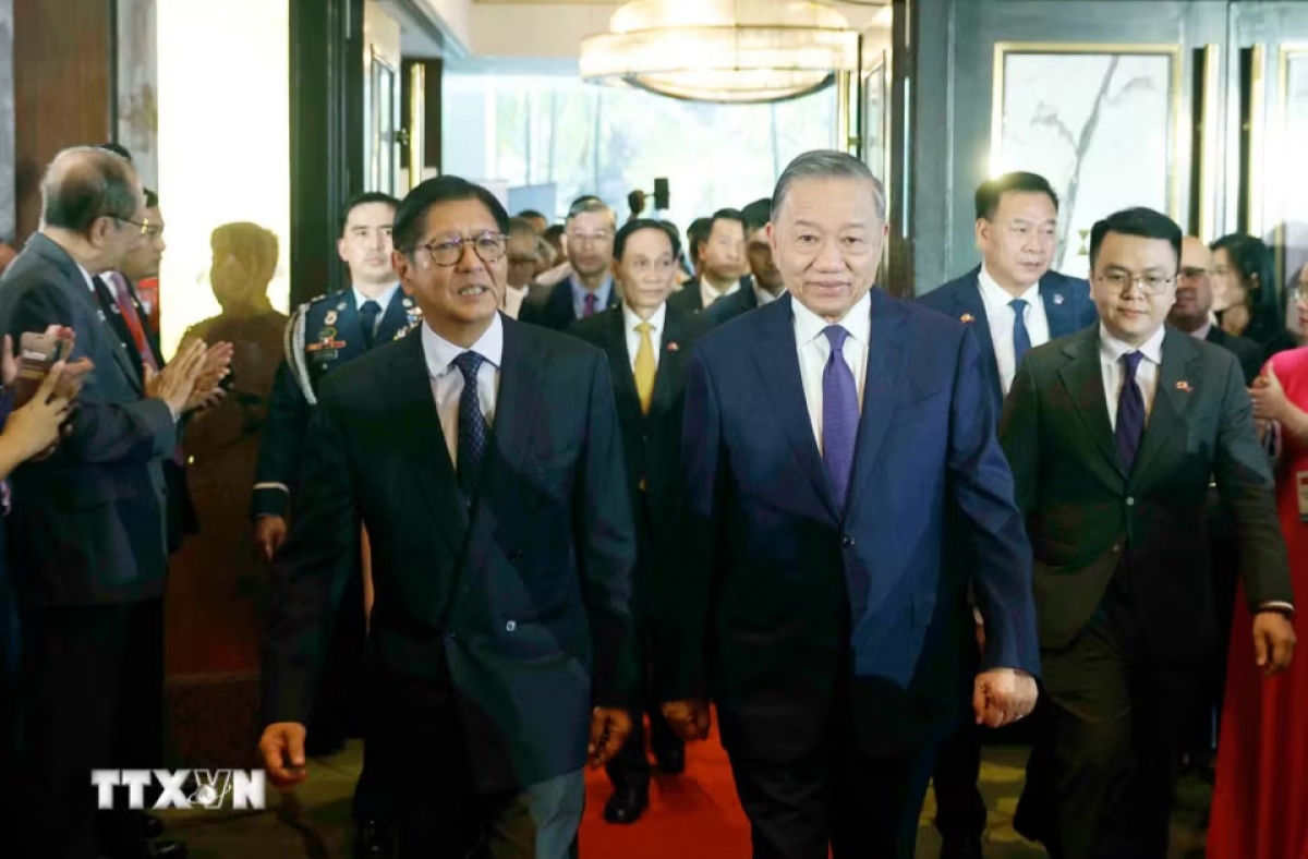 Le Secrétaire général et Président vietnamien Tô Lâm et le Président des Philippines Ferdinand Romualdez Marcos Jr. assistent au Forum des entreprises Vietnam-Philippines. Photo : VNA