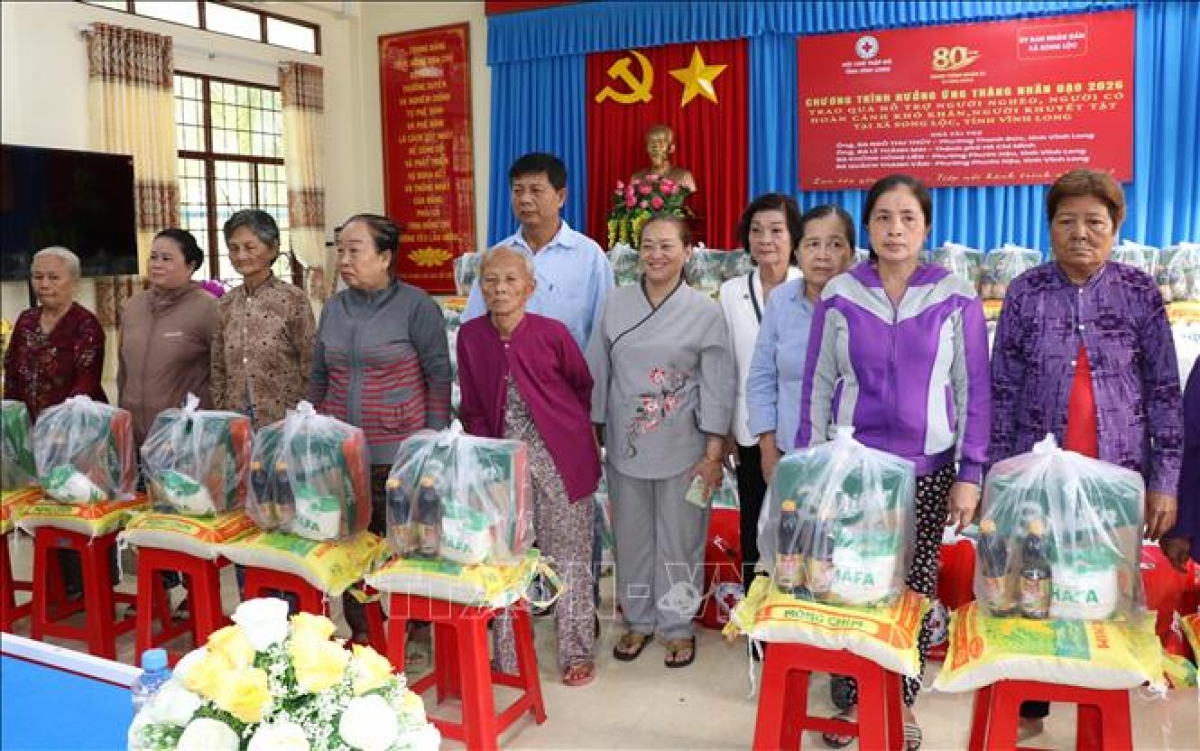貧困世帯に支援物資　写真：Thanh Hoa/TTXVN