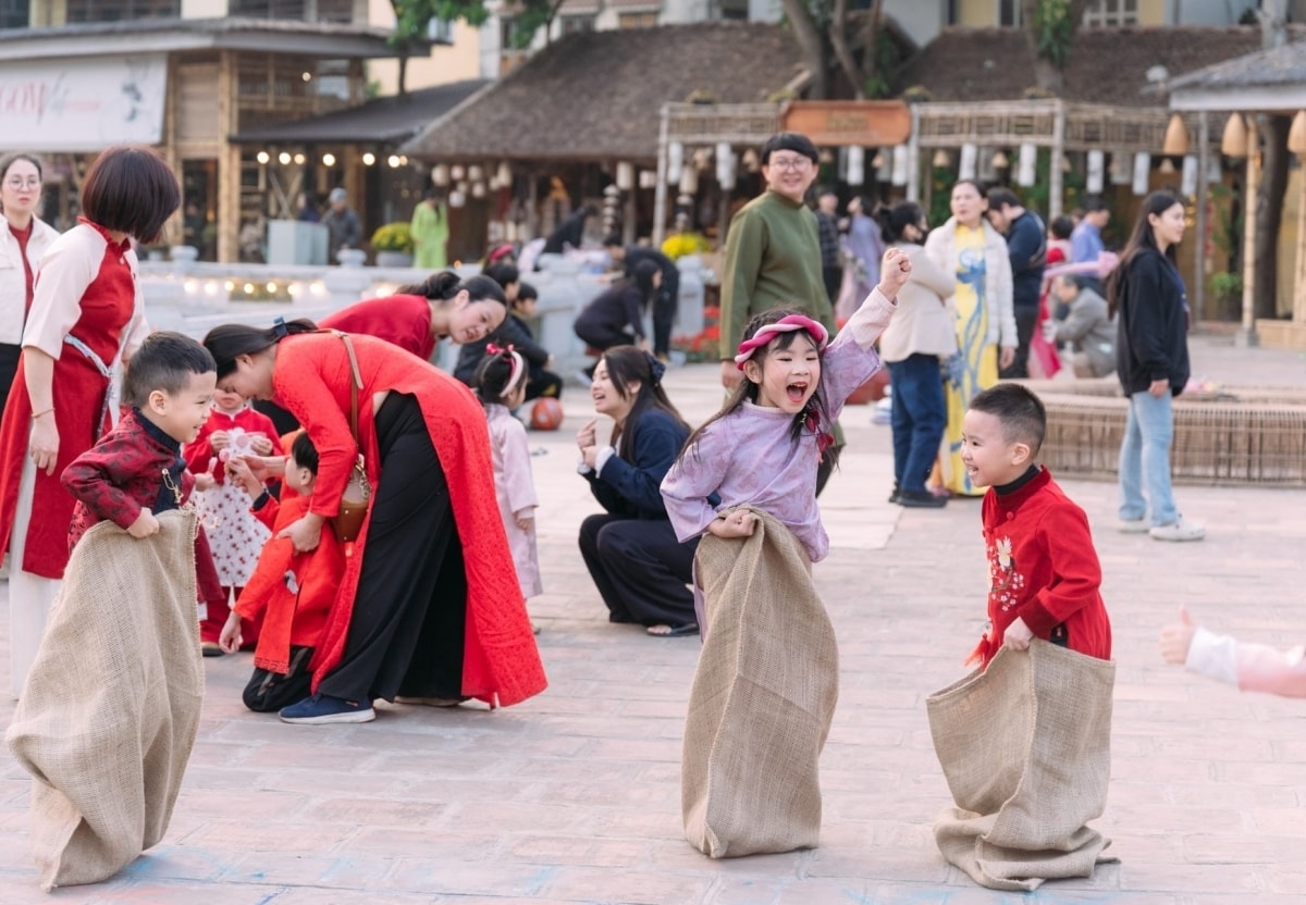 Experiential activities at Van Lake Cultural Space within the Temple of Literature historical site. Photo: V.M