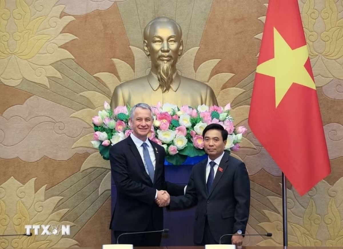 Phó Chủ tịch Quốc hội Nguyễn Doãn Anh và Chủ nhiệm Ủy ban Quốc phòng và các Lực lượng vũ trang Hạ viện Pháp Jean-Michel Jacques. Ảnh: Tuấn Anh/TTXVN