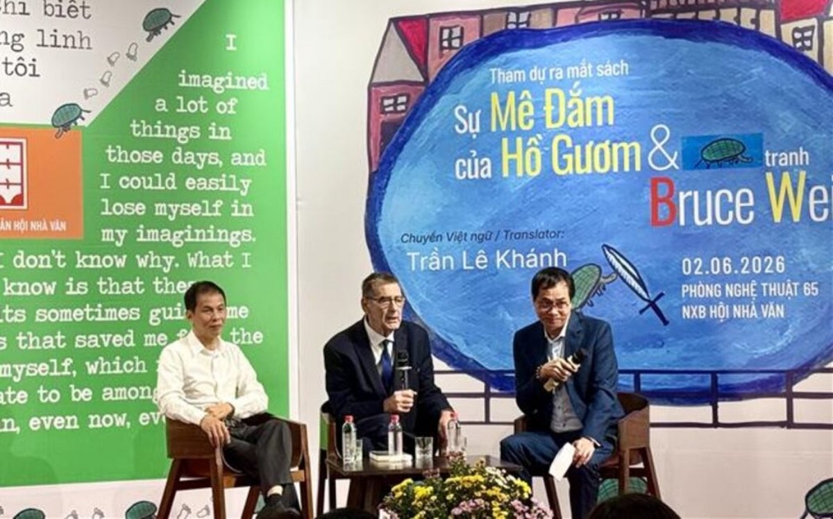 Nhà thơ, cựu binh người Mỹ Bruce Weigl (ngồi giữa), dịch giả Trần Lê Khánh (trái) và nhà thơ Hữu Việt chia sẻ, giao lưu tại lễ ra mắt sách và triển lãm tranh. Ảnh: Phương Lan/TTXVN