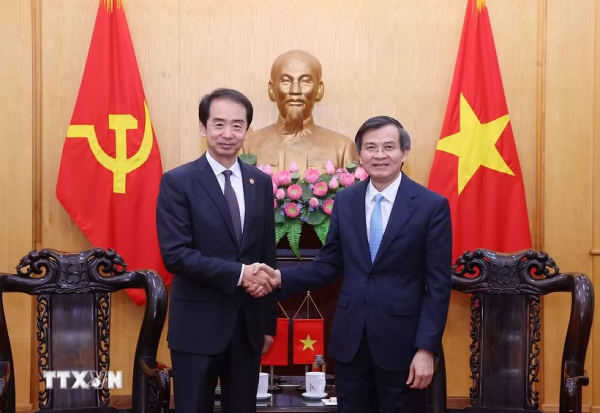 Phó Giáo sư, Tiến sĩ Đoàn Minh Huấn, Giám đốc Học viện Chính trị quốc gia Hồ Chí Minh tiếp Đại sứ Trung Quốc tại Việt Nam Hà Vĩ. Ảnh: Văn Điệp/TTXVN