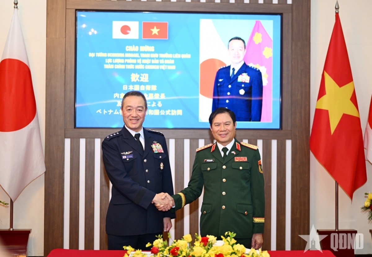グエン・タン・クオン大将（右）と内倉浩昭統合幕僚長（写真：qdnd.vn）