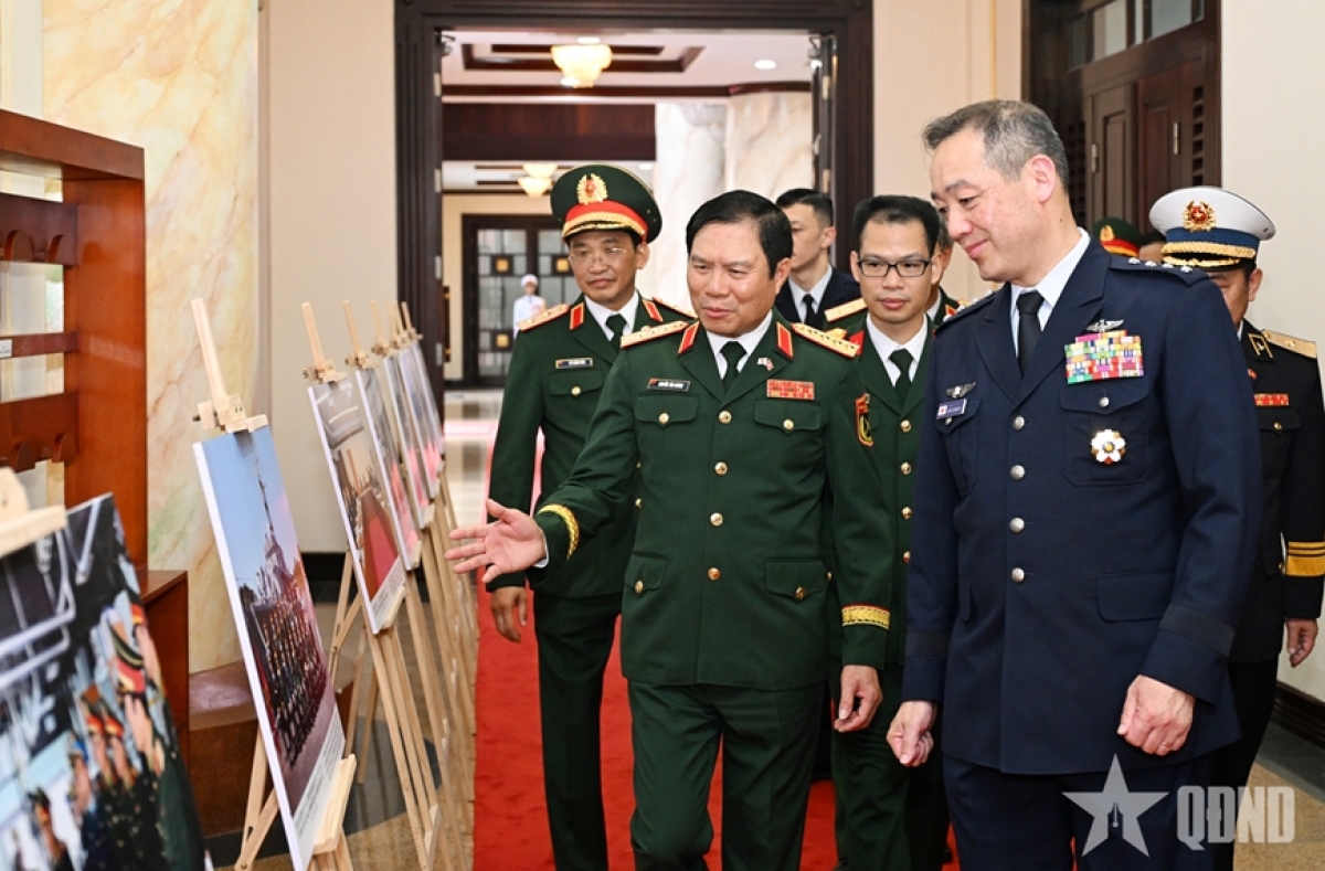 グエン・タン・クオン大将、内倉浩昭統合幕僚長にベトナム・日本国防協力の写真を紹介（写真：qdnd.vn）