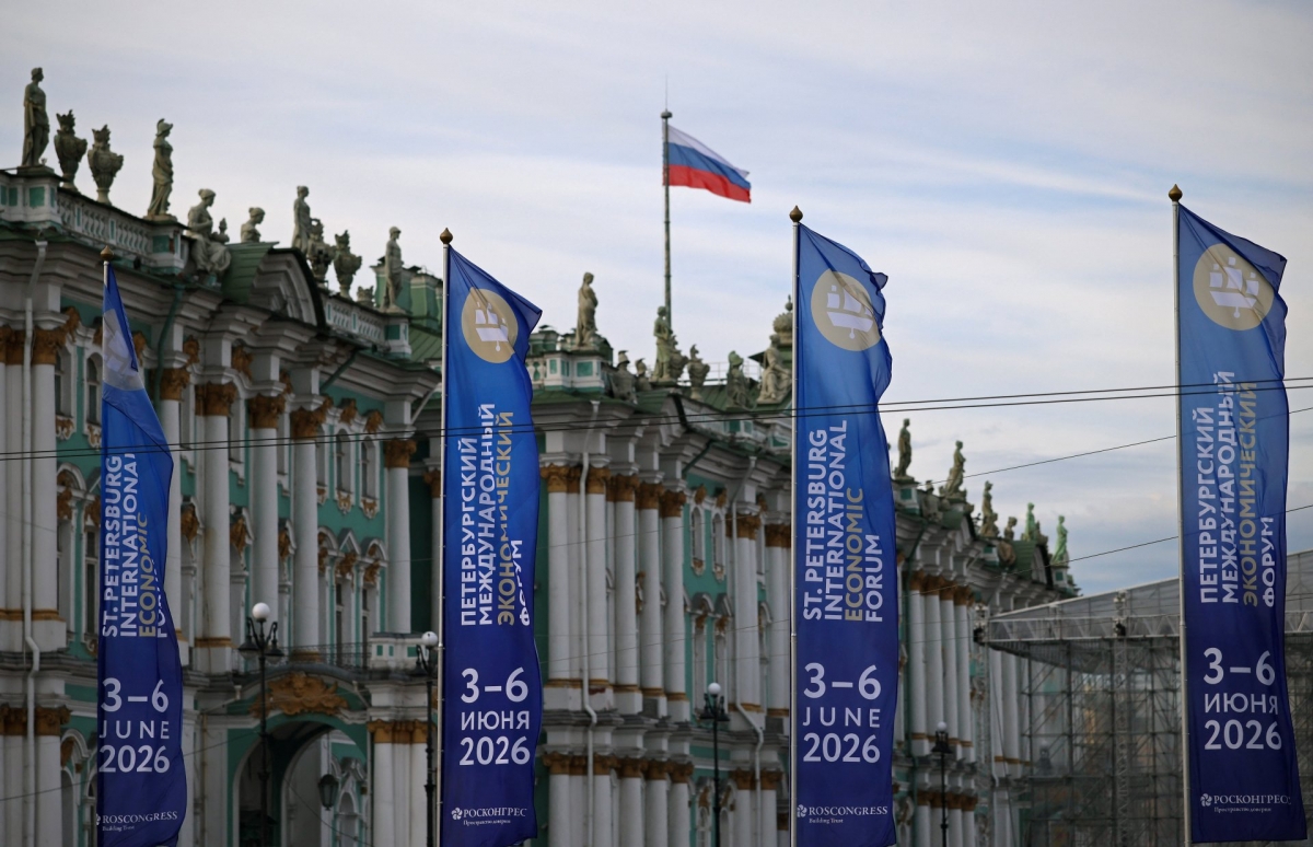 Le drapeau du SPIEF flotte devant le musée national de l’Ermitage, à Saint-Pétersbourg, en Russie. Photo: REUTERS/Anastasia Barashkova