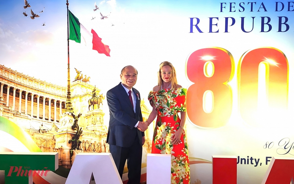 Der Vizevorsitzende des Volkskomitees von Ho-Chi-Minh-Stadt Tran Van Bay und die italienische Generalkonsulin Alessandra Tognonato bei der Zeremonie in Hanoi. (Foto: phunuonline.com.vn)