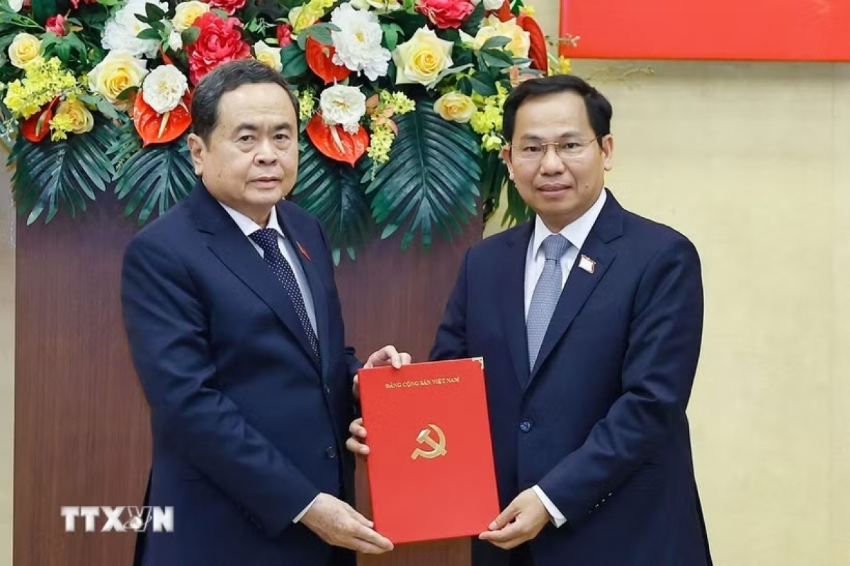 Chủ tịch Quốc hội Trần Thanh Mẫn trao Quyết định Phó Bí thư Đảng uỷ Quốc hội cho Tổng thư ký Quốc hội, Chủ nhiệm Văn phòng Quốc hội Lê Quang Mạnh. Ảnh: Doãn Tấn/TTXVN