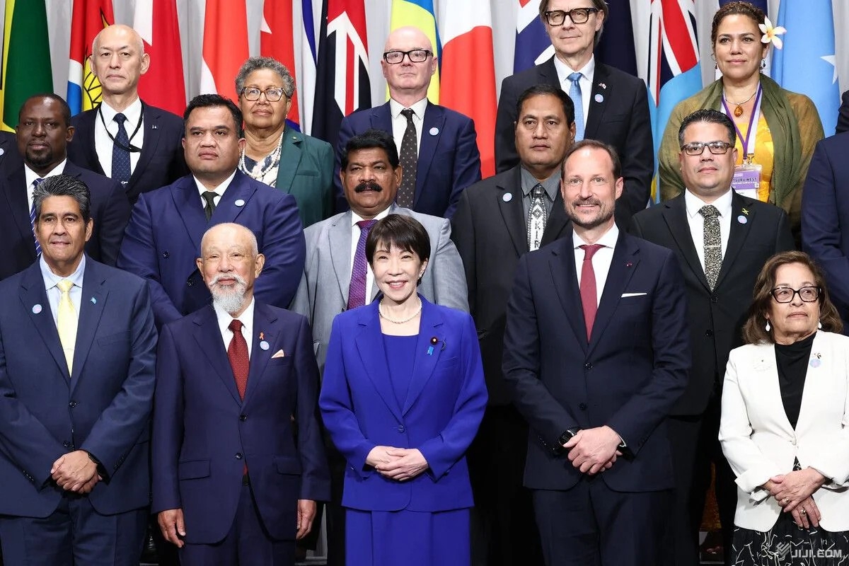 Le Premier ministre japonais Takaichi Sanae (au centre) et les dirigeants de plusieurs nations insulaires participant à la conférence. Photo: Jiji Press.