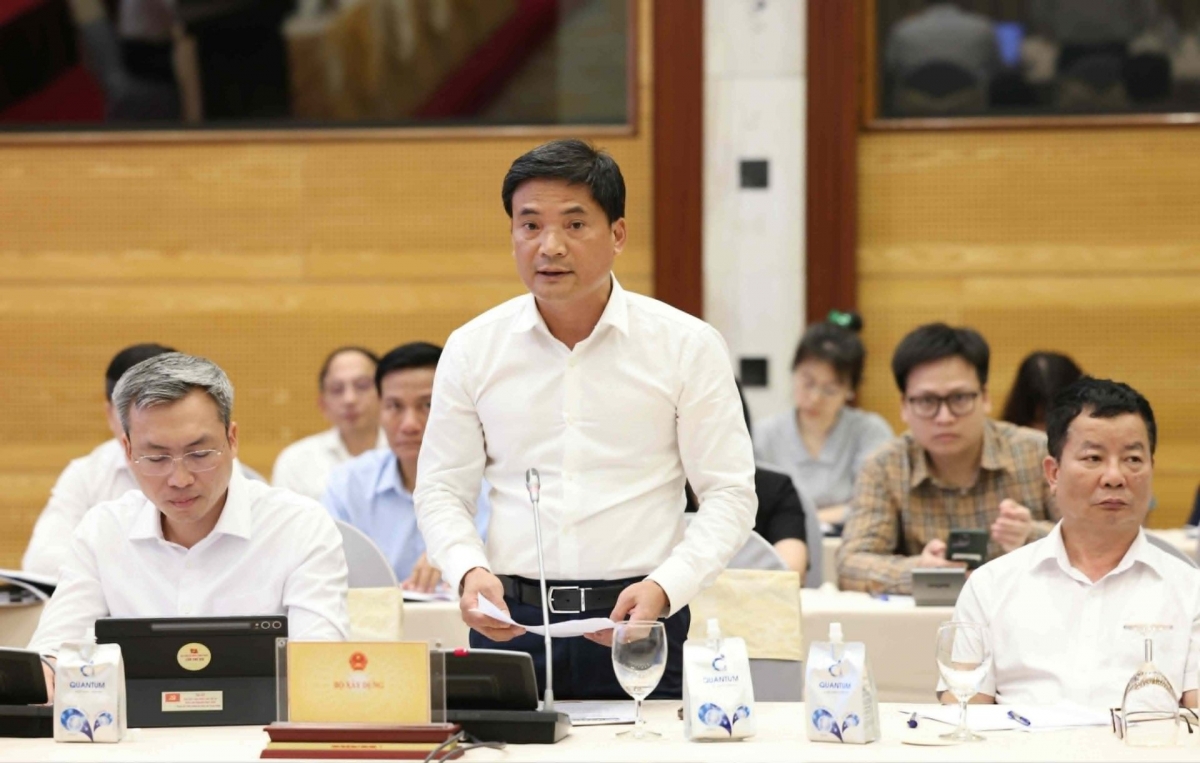 Chánh văn phòng Bộ Xây dựng Lâm Văn Hoàng thông tin về vấn đề thúc đẩy phát triển nhà ở cho thuê. Ảnh: VGP/QP