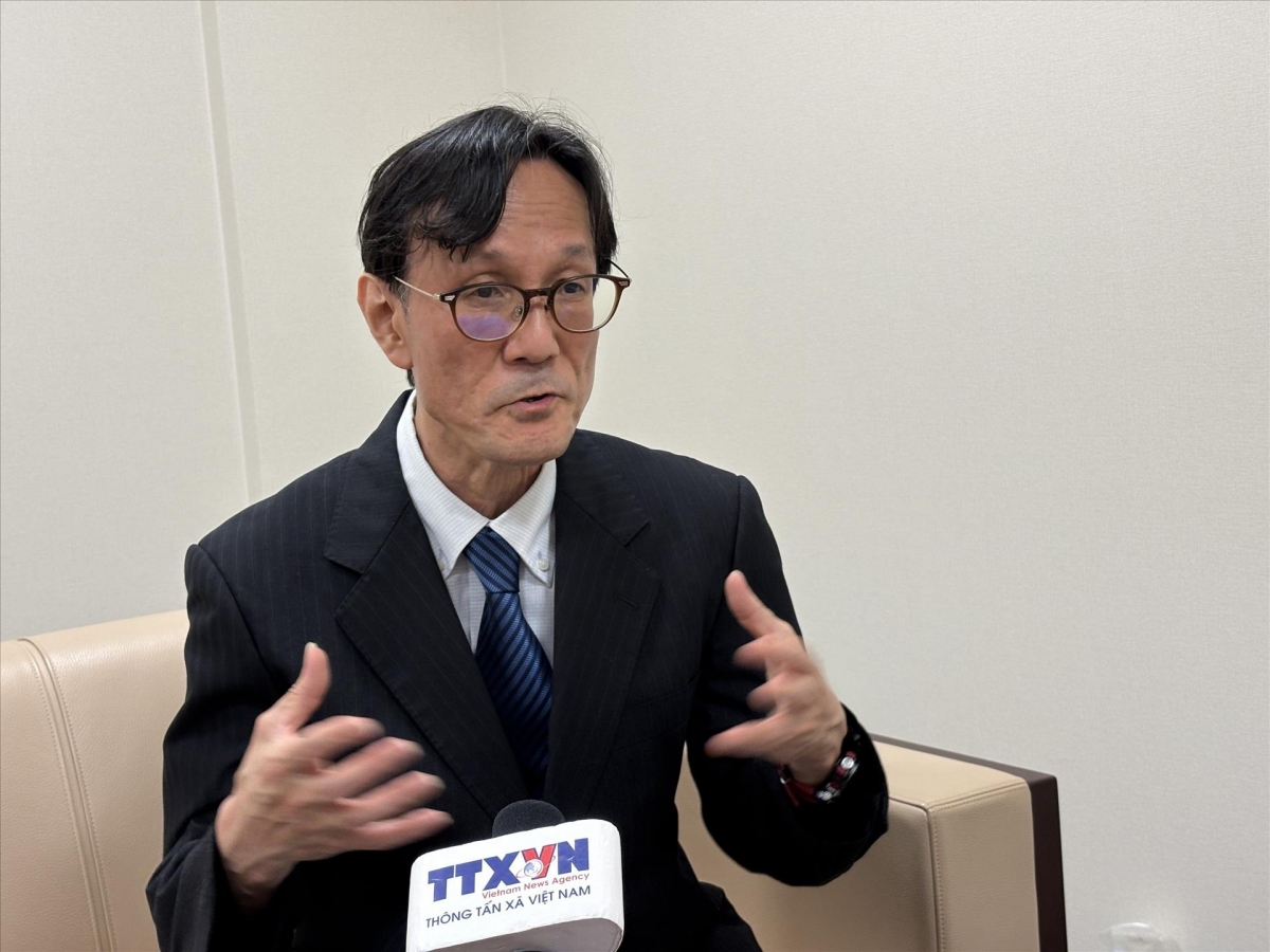 大阪大学の清水政明教授、ホー・チ・ミン主席の救国の道を求める旅立ちの歴史的意義についてインタビューに応じる（写真：Phạm Tuân/TTXVN）