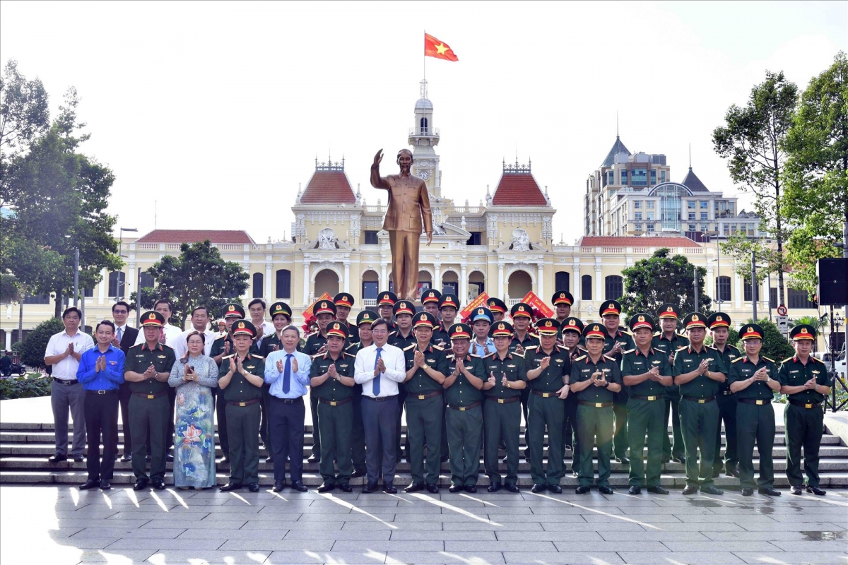 Các đại biểu dâng hương tại Tượng đài Chủ tịch Hồ Chí Minh. Ảnh: Xuân Khu/TTXVN