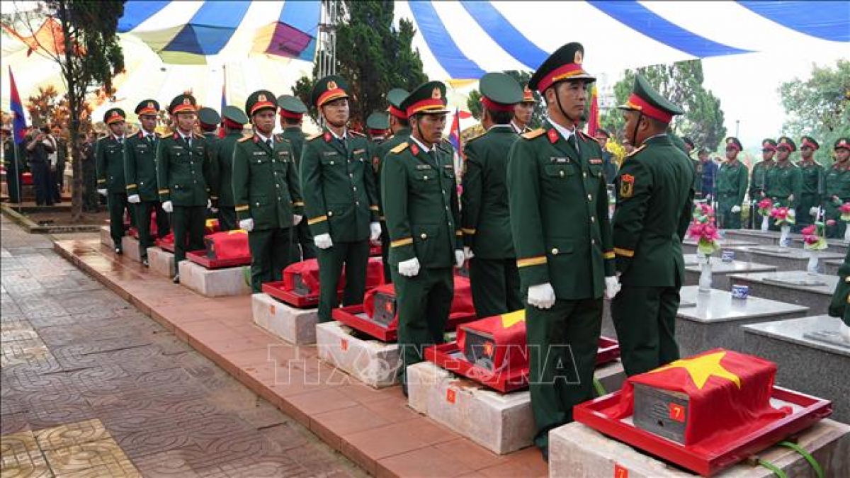 Hài cốt các liệt sĩ chuẩn bị được an táng. Ảnh: TTXVN