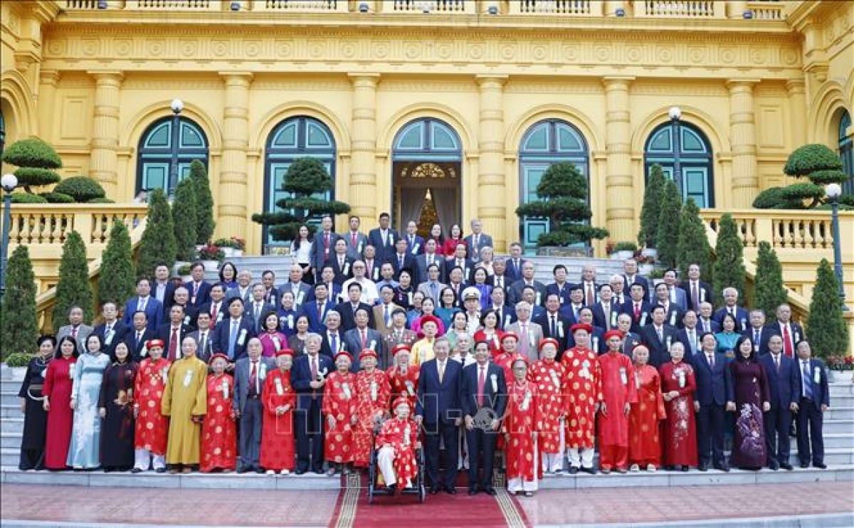  KPV-Generalsekretär und Staatspräsident To Lam hat am Freitag in Hanoi 85 landesweit ausgezeichnete ältere Menschen aus den patriotischen Wettbewerbsbewegungen im Zeitraum 2021-2026 getroffen. (Foto: Thong Nhat/VNA)