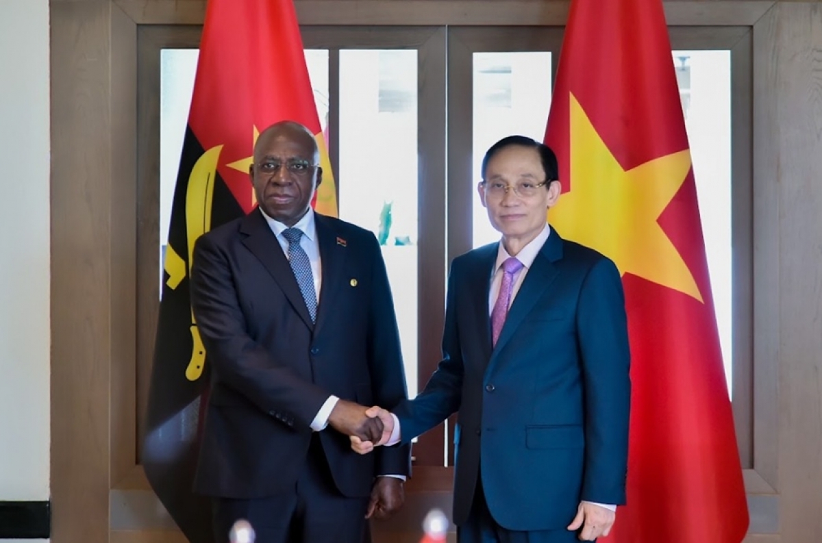 Bộ trưởng Bộ Ngoại giao Lê Hoài Trung và Bộ trưởng Bộ Ngoại giao Angola Téte António. Ảnh: Báo Thế giới và Việt Nam