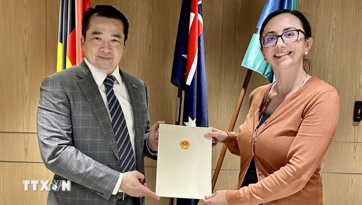 Tổng Lãnh sự Việt Nam tại Perth Phạm Hải Anh và bà Pamela Currie, Giám đốc Văn phòng Bộ Ngoại giao và Thương mại Australia (DFAT) tại bang Tây Australia.  Ảnh: TTXVN