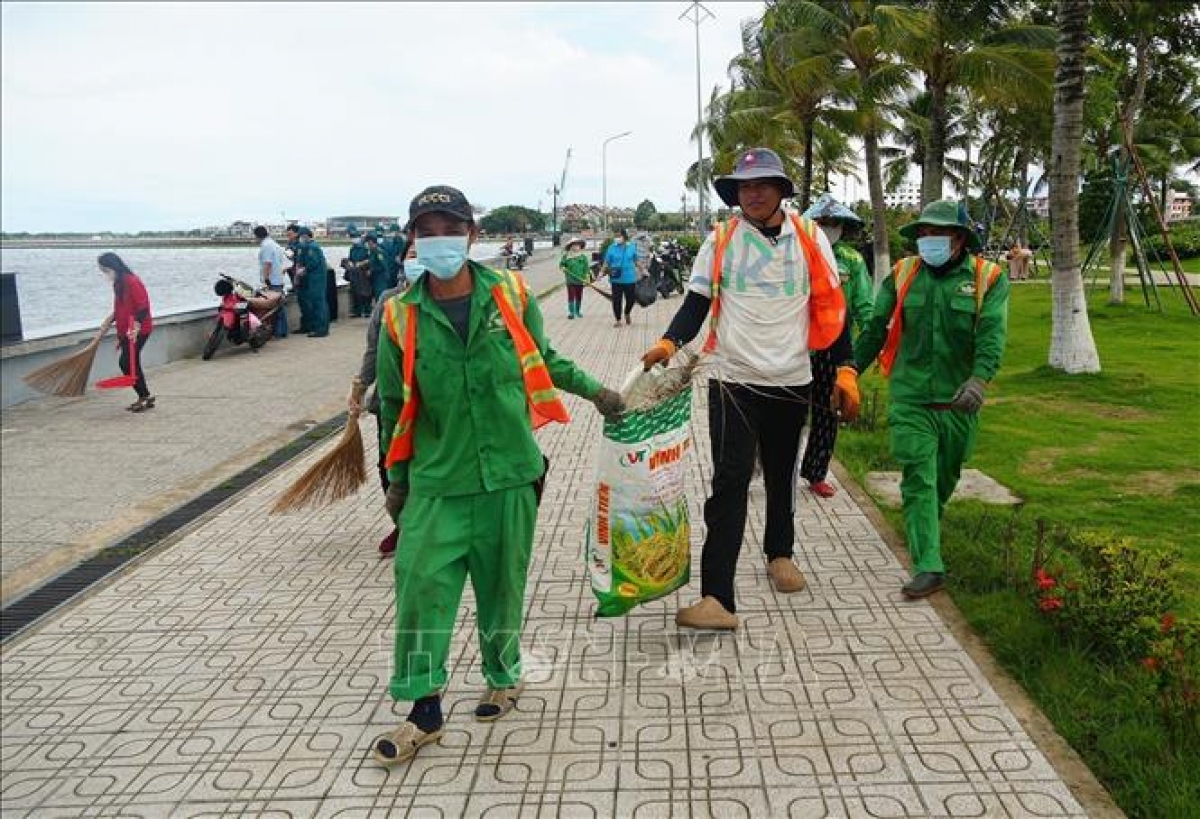 Pelaksanaan kegiatan pengumpulan sampah. Foto: Kantor Berita Vietnam 