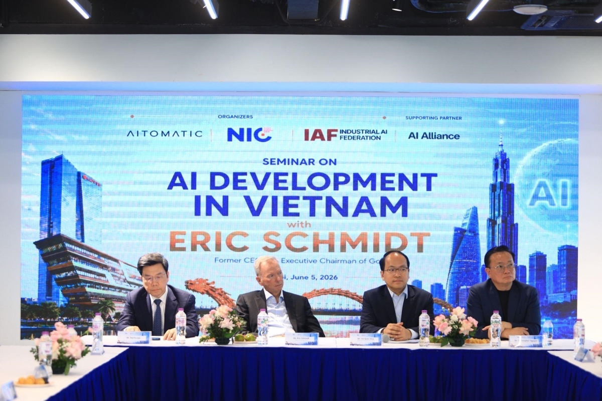 Seminar bertajuk “Pengembangan AI di Vietnam bersama Mantan Ketua Google, Eric Schmidt.” (Foto: VNA)