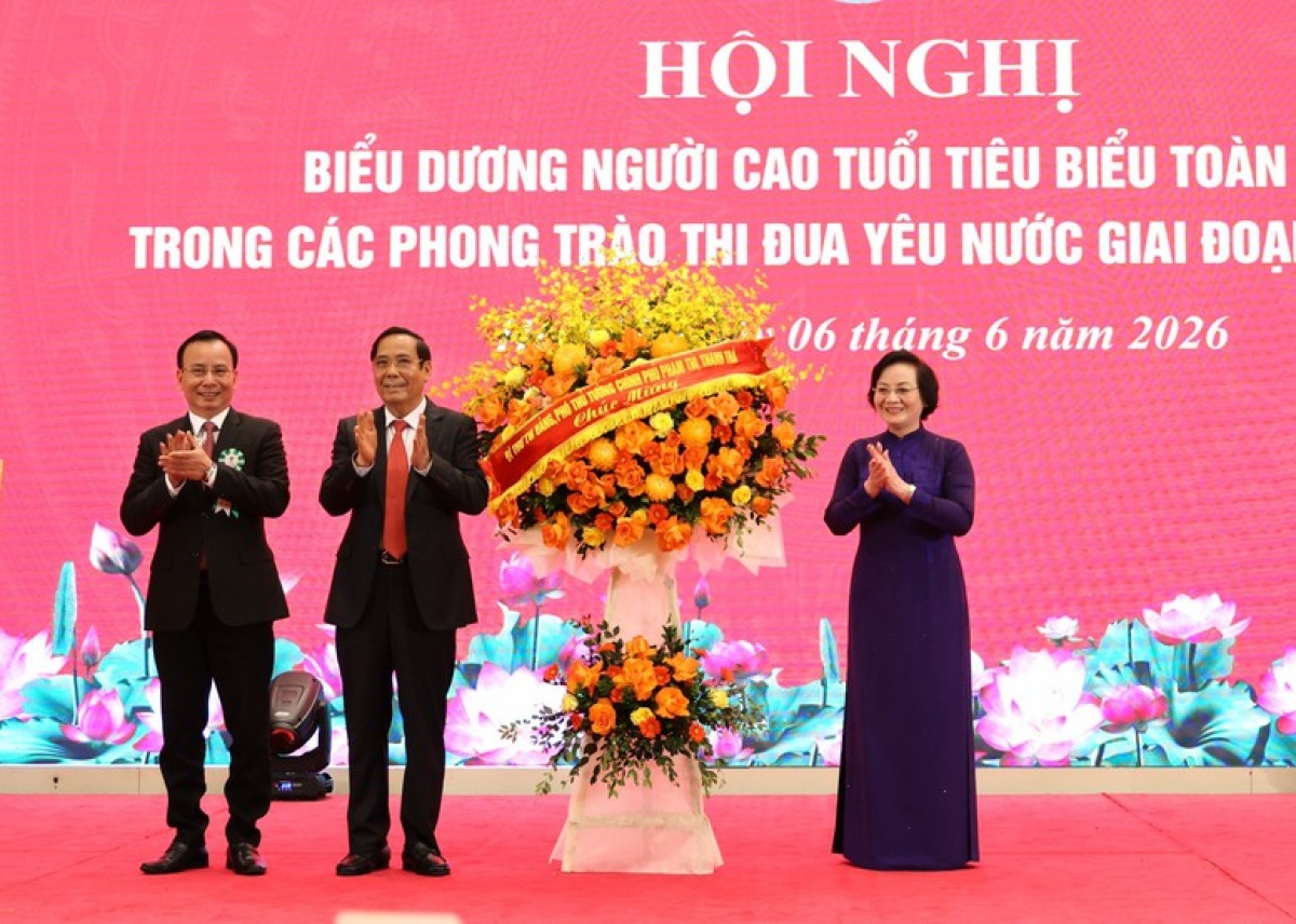 Phó Thủ tướng Phạm Thị Thanh Trà tặng hoa chúc mừng kỷ niệm 85 năm Ngày Truyền thống Người cao tuổi Việt Nam. Ảnh: VGP/Thu Giang