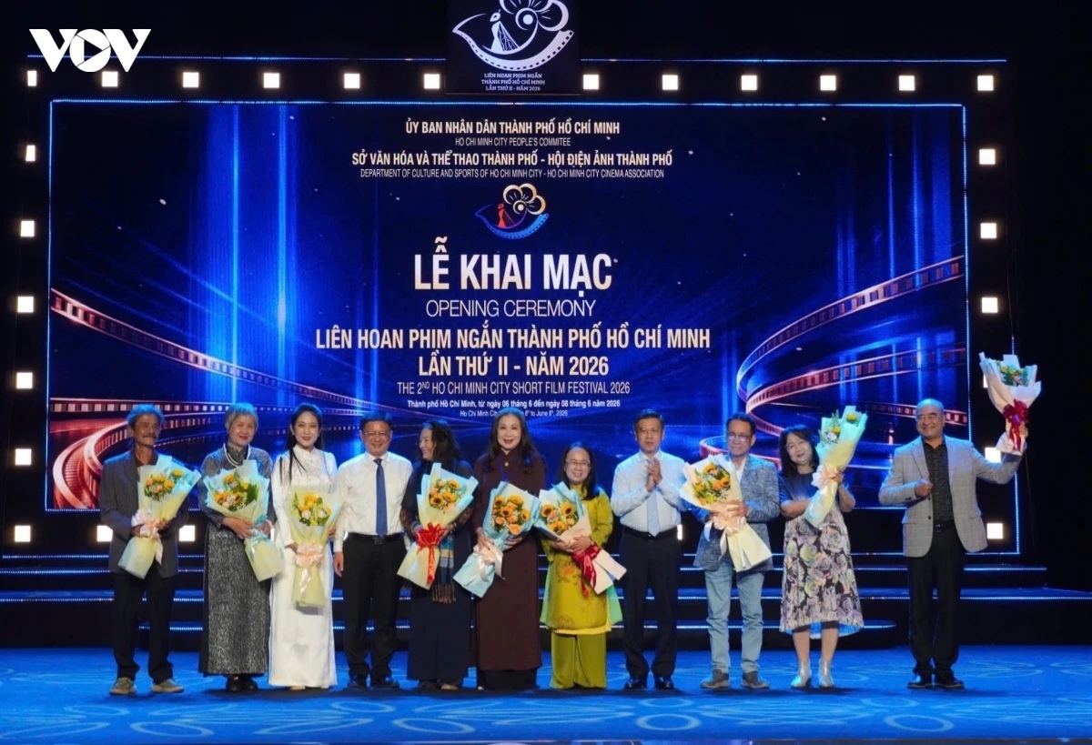 Ban Tổ chức trao hoa cho các thành viên Hội đồng giám khảo Liên hoan phim ngắn TP.HCM lần thứ 2. Ảnh: VOV