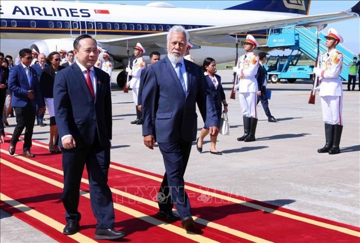 Menteri Sains dan Teknologi Vu Hai Quan menyambut Perdana Menteri Kay Rala Xanana Gusmao dari Timor-Leste di Bandara Internasional Noi Bai. Foto: VNA
