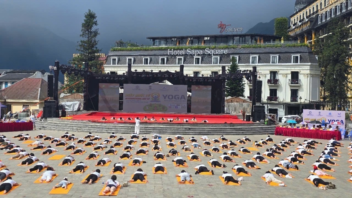 Die Yoga-Aufführung „Sapa im Nebel“ mit der Teilnahme von zirka 400 Yoga-Praktizierenden aus 24 Yoga-Klubs landesweit. (Foto: Huong Thu/VNA)