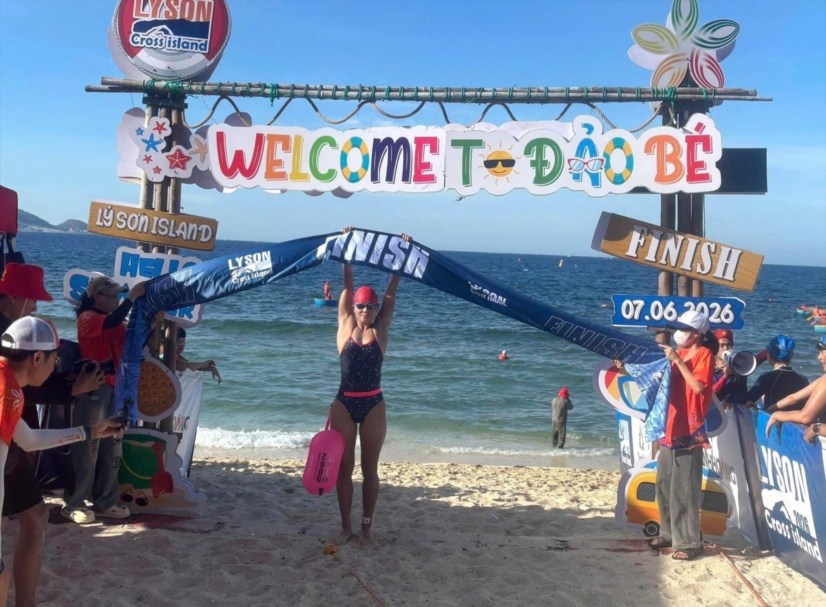 Freude einer Sportlerin beim Überqueren der Ziellinie. (Foto: VNA)